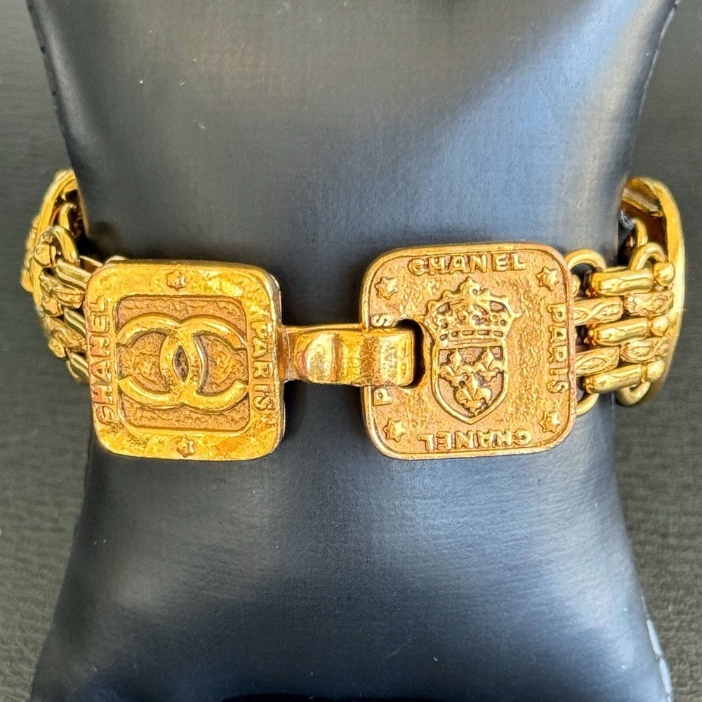 Vintage Chanel Sun & Crest Medallion Chain 7” linked Bracelet Gold Plated